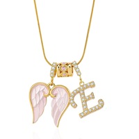 Collier Aile d'Ange Plaqué Or avec Pendentif Lettre Initiale Cursive Personnalisée en Émail Rose, Breloque Zircon et Chaîne Serpent