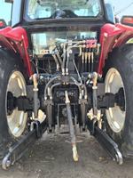 Le microtracteur robuste 1804 est équipé d'une cabine luxueuse et de phares de travail LED pour tracteur de 180 CV.