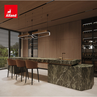Solution clé en main Alland Luxury Villa : armoire de cuisine en placage de bois véritable avec panneau cannelé et îlot en marbre intégré