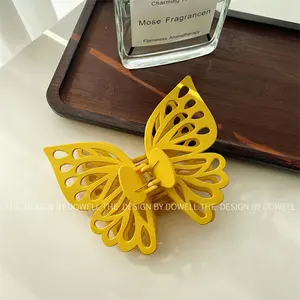 韓国のつや消しダブルホローアウトクローヘアクリップアクセサリー女性の大きなプラスチック製の蝶の形のヘアクロークリップ