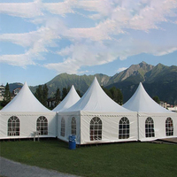 Tente de réception à toit en pente TENTCHO, gazebo blanc avec fenêtres cintrées, draperies et cantonnière festonnée, auvent de fête extérieur