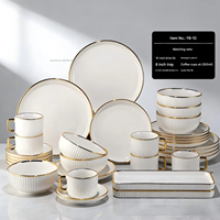 Service de table en porcelaine de 32 pièces avec bordure dorée, design rayé en relief, assiettes, bols, tasses et soucoupes, service de table de luxe pour restaurant