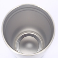 En stock : Gobelet isotherme en acier inoxydable 304 (intérieur) et 201 (extérieur) avec corps torsadé et couvercle coulissant transparent pour café et eau