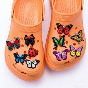 Großhandel PVC Schmetterling Schuh-Charms Modische Tier-Schuh-Pins für Clogs Sandalen Dekorationen - Product Image 2