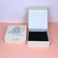 Boîte à bijoux magnétique à couvercle rabattable de style livre avec estampage pour bagues, colliers, boucles d'oreilles, bracelets - Accessoires de boîte cadeau
