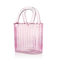 Vase élégant et charmant en verre rose en forme de sac à main avec des rainures verticales, vase à fleurs pour la décoration moderne de la maison, du salon et de la table