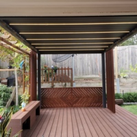 Toit à lames orientables électriques à commande automatique en gros, en alliage d'aluminium avec revêtement en poudre, bioclimatique, pour terrasse extérieure