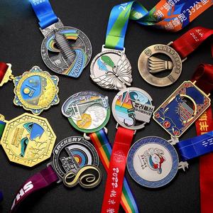 Medalla de correr de fútbol de metal dorado 5K personalizada con cinta, Medalla deportiva personalizada, fabricante de maratón personalizado, medallas a medida - Product Image 3