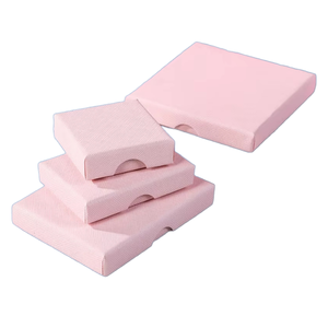 Caja Cuadrada de Cartón Fino de 1.5cm con Relieve, Hecha a Mano, para Joyería, Color Rosa, para Aretes, Anillos, Relojes, Personalizable, Gone Wind - Product Image 1