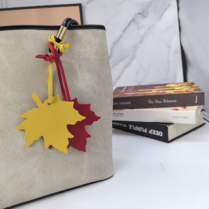 秋の紅葉バッグチャーム エレガントなPUレザーカスタムペンダント ハンドバッグ用 キュートな車のミラーハンギング ビジネス販促ギフト - Product Image 3