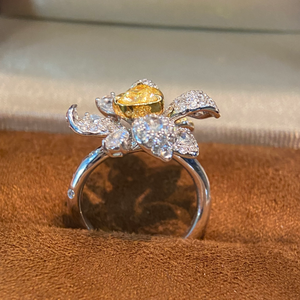 Anello di Lusso con Diamante Giallo Naturale da 1 Carato Taglio a Cuore, Montatura a Fiore con Griffe, Certificato, Regalo Unisex per Feste - Product Image 2