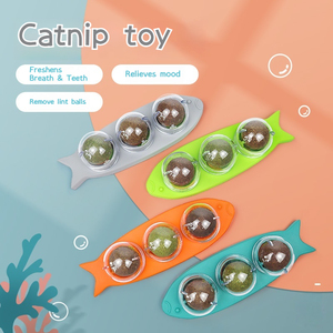 Jouet à mâcher pour chat en forme de poisson avec boule de catnip, friandises rotatives à base de fruits de la grappe argentée pour chats - Product Image 1