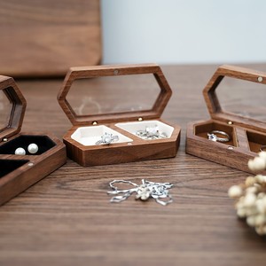 Caja de joyería hexagonal de madera de nogal negro con cierre magnético, elegante organizador de escritorio para anillos de compromiso y boda - Product Image 4
