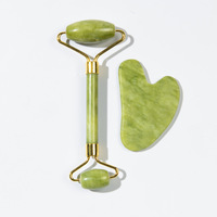 Ensemble de soins et outils de massage en quartz rose et pierre verte : rouleau facial en jade et Gua Sha (vente en gros)