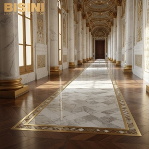 <span class=keywords><strong>Parquet</strong></span> en noyer à chevrons sur mesure, style italien majestueux et sophistiqué, avec incrustations de marbre blanc et de laiton, pour hall d'entrée. - Product Image 1