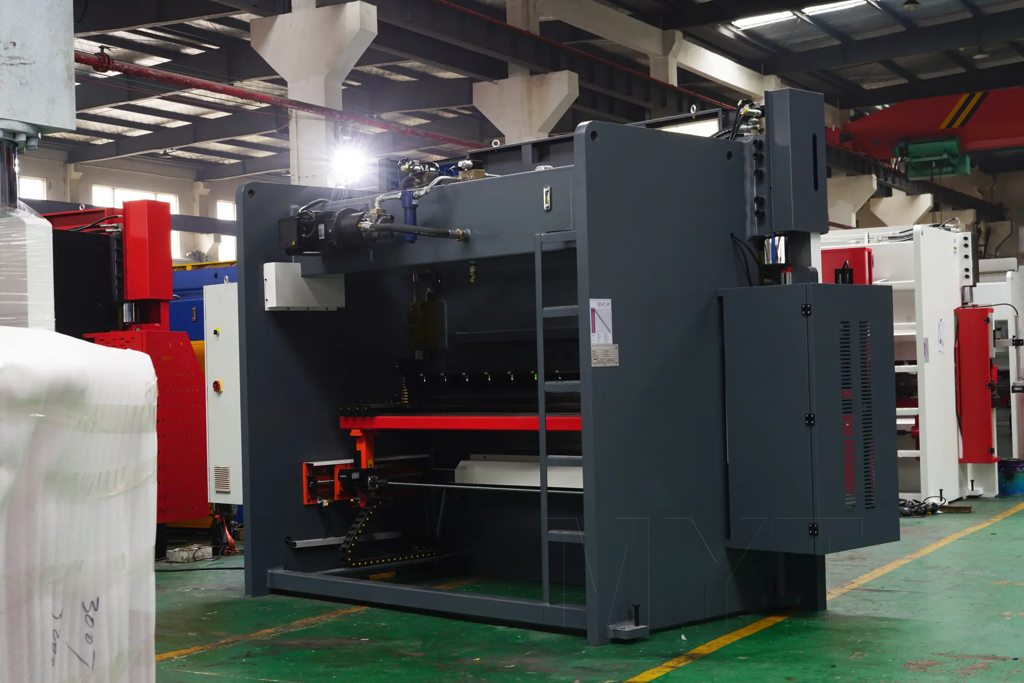 MYT 200T3200 4+1 axis CNC press brake in good factory wholesale price with manual table crowing 2024 high price-performance