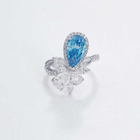 Bague pour femme en or blanc 18 carats avec diamant de laboratoire bleu taille poire, design estival frais et transparent, effet rêve océanique