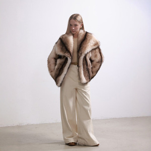 <span class=keywords><strong>Cappotto</strong></span> di Lusso in Finta <span class=keywords><strong>Pelliccia</strong></span> di Volpe Ecologica per <span class=keywords><strong>Donna</strong></span>, Lunghezza Regolare, Spesso e Caldo, <span class=keywords><strong>con</strong></span> Colletto Rovesciato e Tasche - Product Image 2