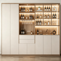 Armoire à vin murale intégrée en chêne massif de couleur neutre avec vitrine de rangement dissimulée pour la décoration intérieure résidentielle