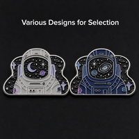 Broche personnalisée en métal argenté pour émail souple, motif casque d'astronaute, visière, ciel étoilé et paillettes spatiales