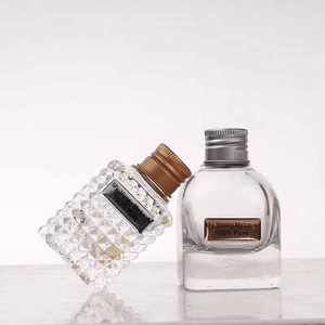 Bouteille <span class=keywords><strong>de</strong></span> <span class=keywords><strong>miel</strong></span> en gros carré transparent mini bouteille en verre <span class=keywords><strong>cadeau</strong></span> <span class=keywords><strong>de</strong></span> douche nuptiale <span class=keywords><strong>cadeau</strong></span> d'<span class=keywords><strong>invité</strong></span> <span class=keywords><strong>de</strong></span> <span class=keywords><strong>mariage</strong></span> bocal en verre vide avec couvercle - Product Image 1