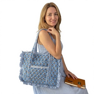 Sac fourre-tout bohème en coton avec broderie et volants, motif floral bleu et blanc, fermeture éclair, sac de shopping élégant pour l'été - Product Image 1