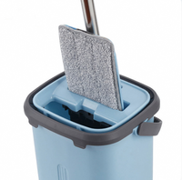Ensemble de serpillière plate mains libres avec manche télescopique en acier inoxydable, tampon en microfibre et seau à essorage pour le nettoyage des sols en bois dur, carrelage et marbre