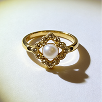 Anillo de Plata 925 de Primera Calidad con Perla y Baño de Oro de 18K, con una Estética Clásica Preferida por Influencers e Íconos de Estilo