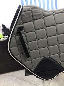 Manta de silla de montar de gamuza premium de lujo con interior de malla de secado rápido, diseñada para un ajuste cómodo en todos los tamaños. - Product Image 4