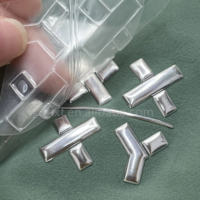 Étiquettes en TPU gaufrées transparentes personnalisées en gros avec logo 3D découpé au laser et transfert thermique pour vêtements