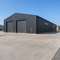 Système de panneaux solaires sur mesure pour entrepôt à structure métallique industrielle sur toit à joint debout pour atelier métallique, garage et bâtiment de stockage
