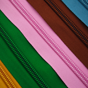 Vente en gros personnalisé YKK 5 # Nylon invisible fermeture éclair accessoires 48 couleurs personnalisable Long rouleau pour robe maillot de bain oreiller - Product Image 5