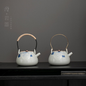 Théière Shangyan en céramique bleue et blanche avec motif pivoine et couvercle pour servir le thé - Product Image 4