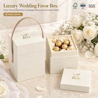 Boîte à dragées de luxe pour mariage avec doublure en soie satinée, logo gaufré en feuille d'or, couvercle et base en papier tissé avec poignée