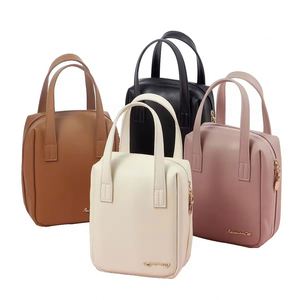 Sac de toilette de voyage en cuir imperméable de luxe rose pour femmes avec logo personnalisé, grande capacité, pour cosmétiques et maquillage - Product Image 1