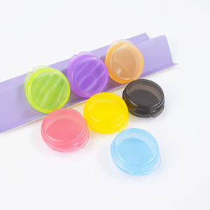 Boîtes à pilules rondes en plastique avec couvercles jaunes et verts pour le stockage de médicaments - Product Image 2