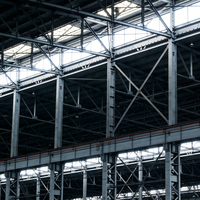 Hangar moderne en structure métallique préfabriquée pour le stockage d'avions privés et l'atelier, avec une grande conception à travée libre