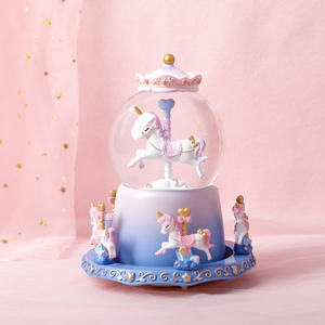 Schattige hars carrousel draaiende sneeuwbol muziekdoos met LED-licht kristallen bol bureaudecoratie verjaardagscadeau voor meisjes - Product Image 2