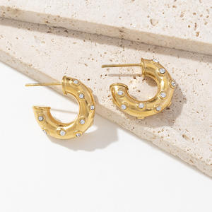 ต่างหูห่วงรูปวงกลมทำจากสเตนเลสชุบทอง18K ประดับด้วยเพทายรูปทรงซีซี - Product Image 4