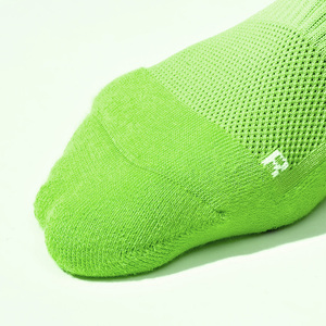 ถุงเท้ากีฬาฟุต<span class=keywords><strong>บอล</strong></span>แบบมีปุ่มกันลื่น ผลิตตามสั่ง (OEM) พร้อมโลโก้  ผ้าคอตตอนผสมไนลอนแบบครึ่งเทอร์รี่ - Product Image 3