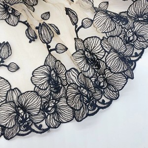 Passamanerie <span class=keywords><strong>in</strong></span> <span class=keywords><strong>pizzo</strong></span> <span class=keywords><strong>nero</strong></span> floreale ricamato <span class=keywords><strong>in</strong></span> morbida rete nude, eleganti per lingerie da donna, pigiami, abiti da sposa e vestiti. - Product Image 3