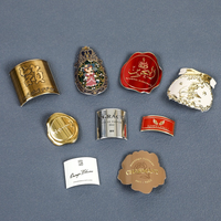 Étiquettes autocollantes personnalisées pour flacons de cosmétiques et de parfums : finition brillante, sérigraphiées et autocollants à logo métallique.