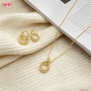 เครื่องประดับจิวเวลรี่ บิซูเตรียส โอโร ขายส่ง ต่างหูและสร้อยคอชุบทอง 18K ประดับเพชรซิคอน สำหรับผู้หญิง งานแต่งงาน งานหมั้น - Product Image 6