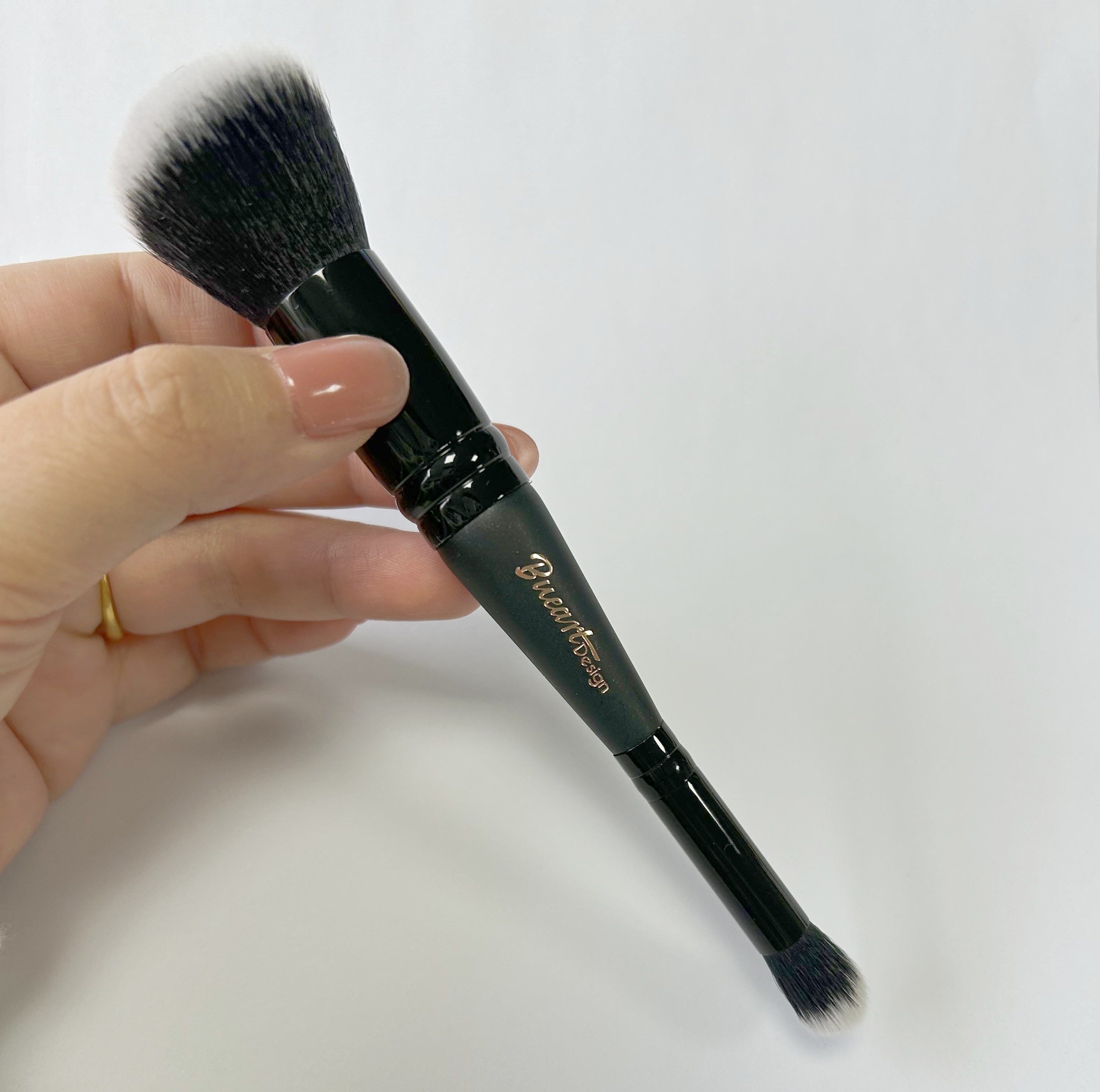 Brocha para base de maquillaje negra con logo
