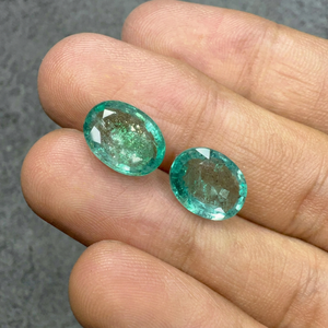 Vente en gros de paires de pierres précieuses vertes naturelles en émeraude ovale de 7,42 carats pour boucles d'oreilles, bagues, pendentifs, fabricant de bijoux - Product Image 1