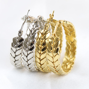 Pendientes de aro redondos gruesos de moda Pendientes de aro elegantes Pendientes de joyería fina de acero inoxidable chapado en oro de 18K - Product Image 1