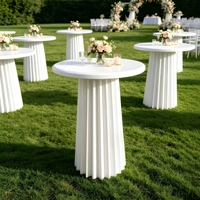 Table de cocktail moderne en bois massif personnalisée pour mariages et événements, avec plateau cannelé et piétement plissé, écologique et durable