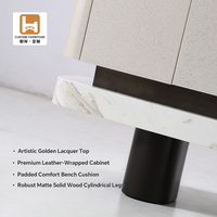 Aparador Moderno de 2 Puertas con Textura de Cuero, Diseño Flotante, Base de Madera Blanca Crema para Sala de Estar o Pasillo