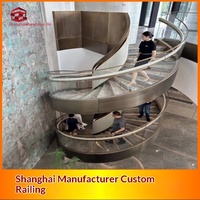 Escalier en colimaçon intérieur sur mesure, fabrication à Shanghai, panneaux en acier laminé artistiques et minimalistes, colonnes en acier inoxydable 304