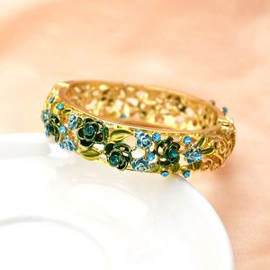 Brazaletes Vintage de Aleación de Oro Grabados con Diseño Hueco, Incrustaciones de Diamantes de Colores, Relieve de Flores y Hojas, y Estampado a Color Cloisonné - Product Image 2